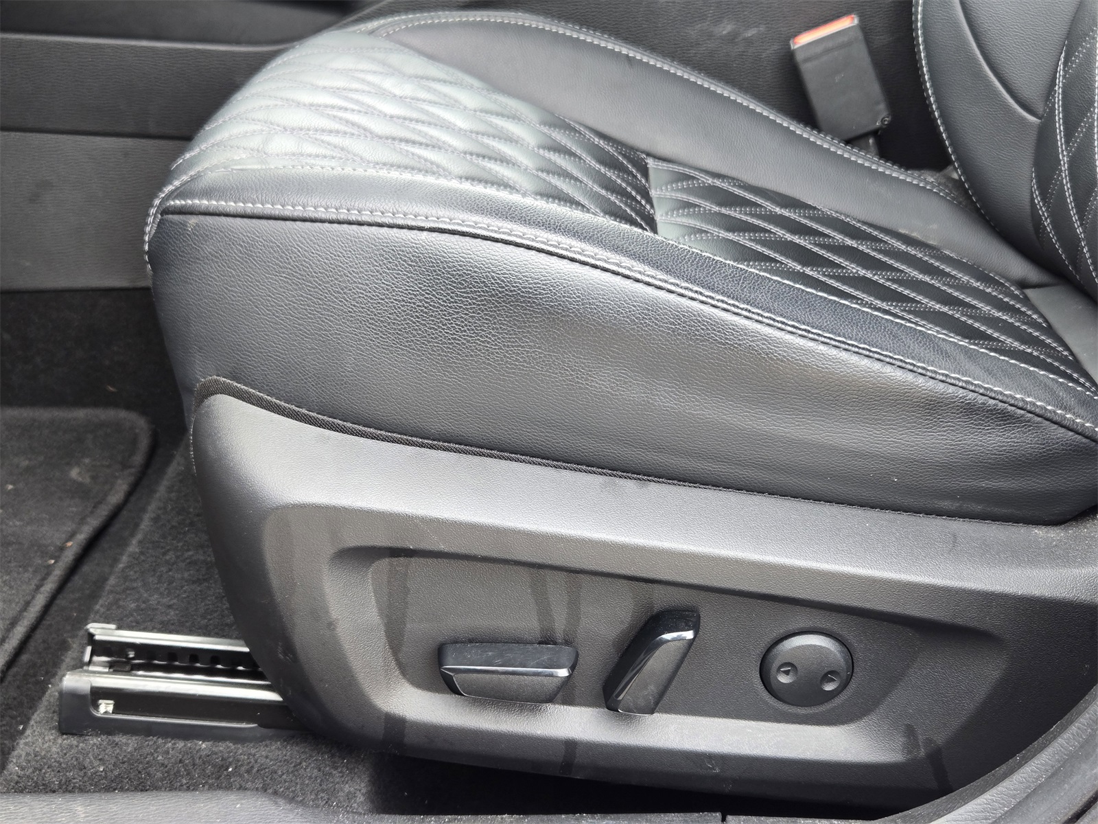 Vehicle image 24 of 32