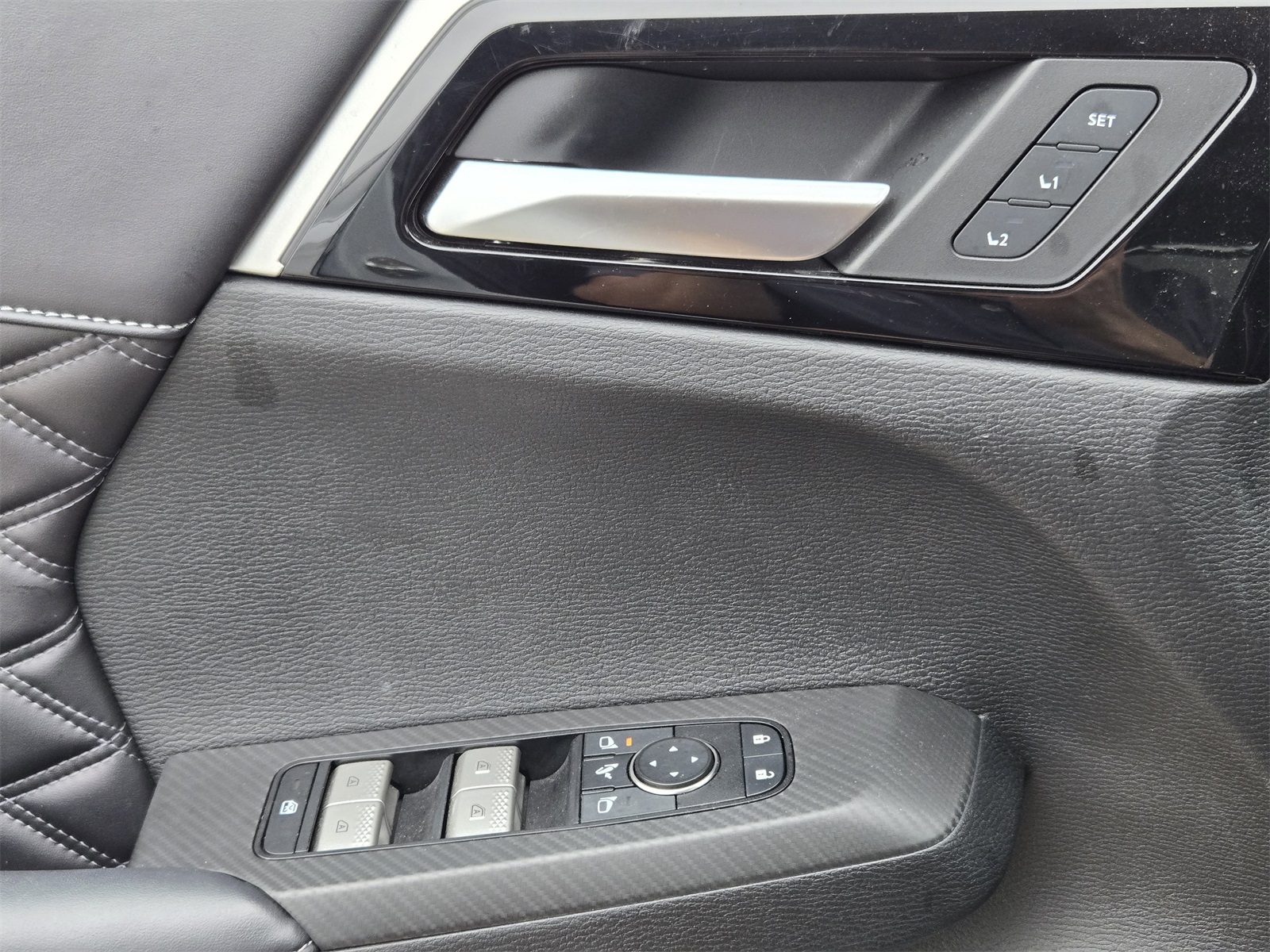 Vehicle image 23 of 32