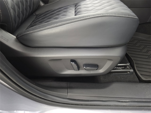 Vehicle image 34 of 38