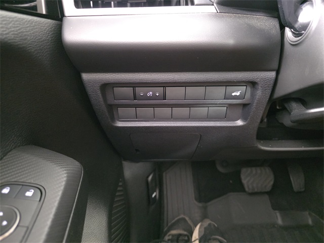 Vehicle image 21 of 38