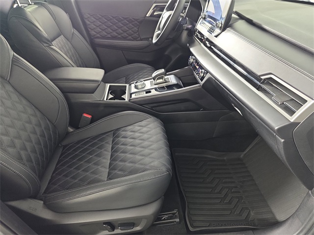 Vehicle image 33 of 38