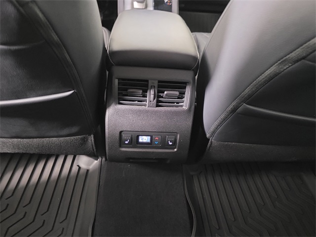 Vehicle image 31 of 38