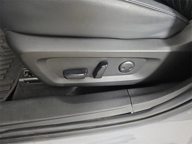 Vehicle image 27 of 38