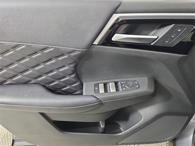 Vehicle image 28 of 38