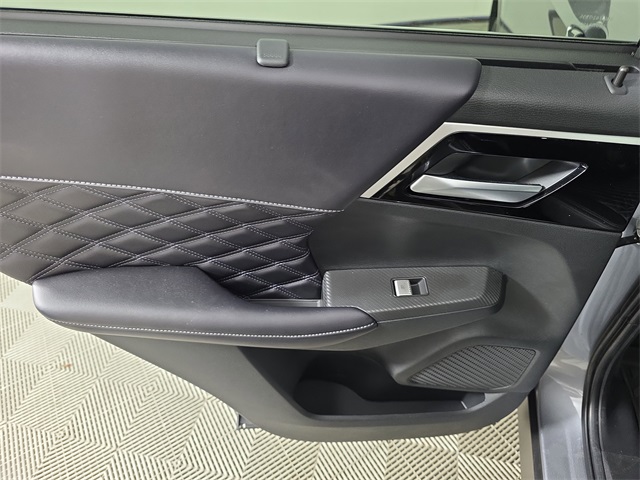 Vehicle image 32 of 38