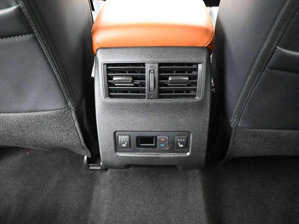 Vehicle image 19 of 39