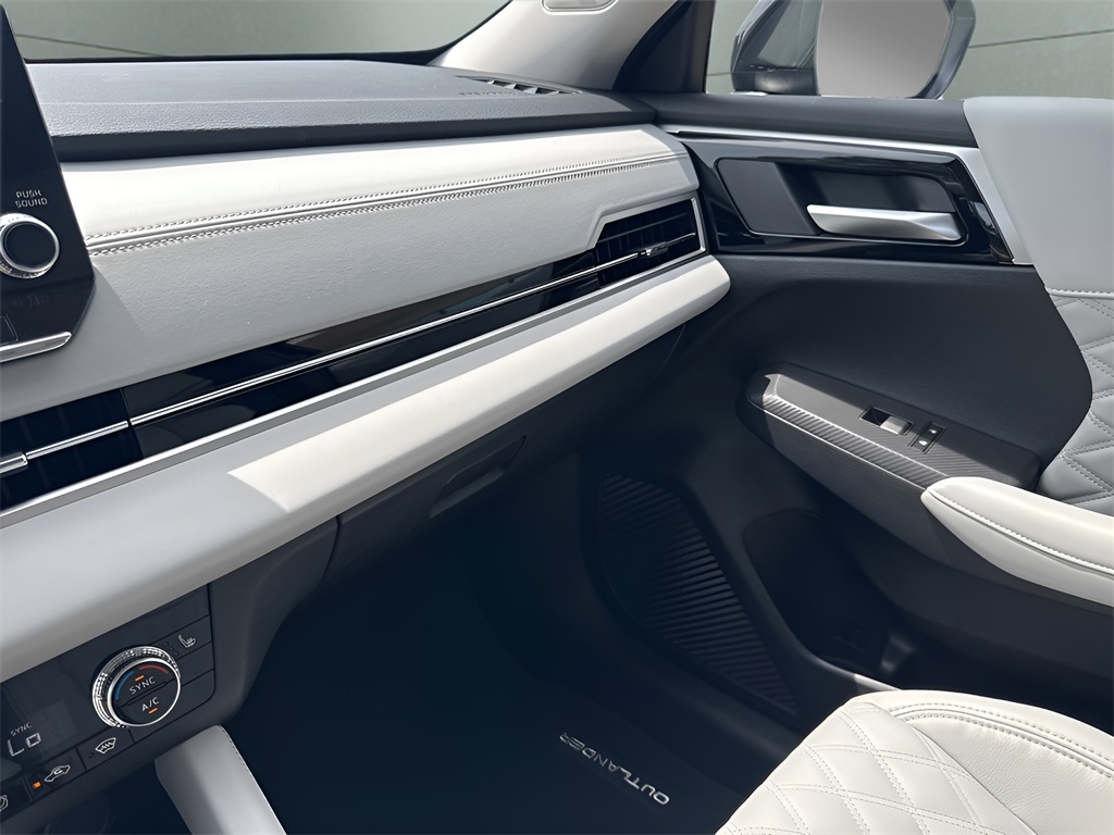 Vehicle image 26 of 30