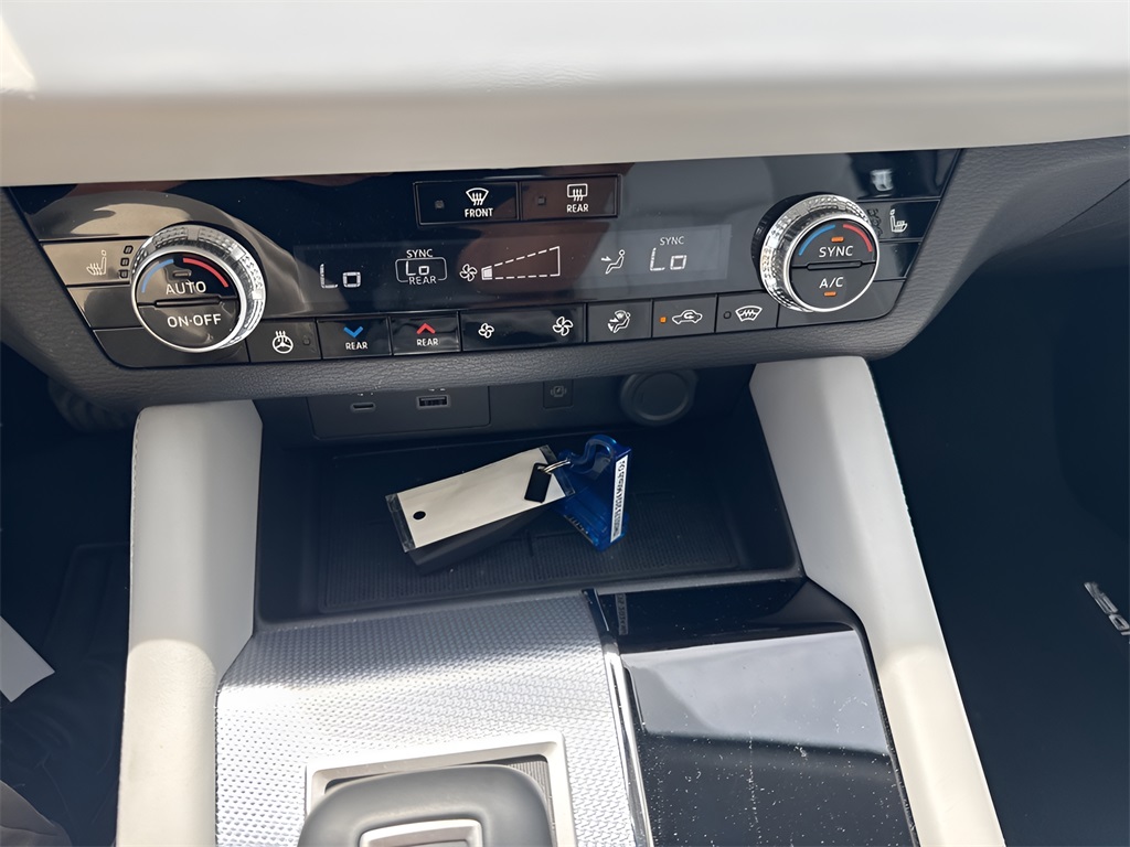 Vehicle image 23 of 30