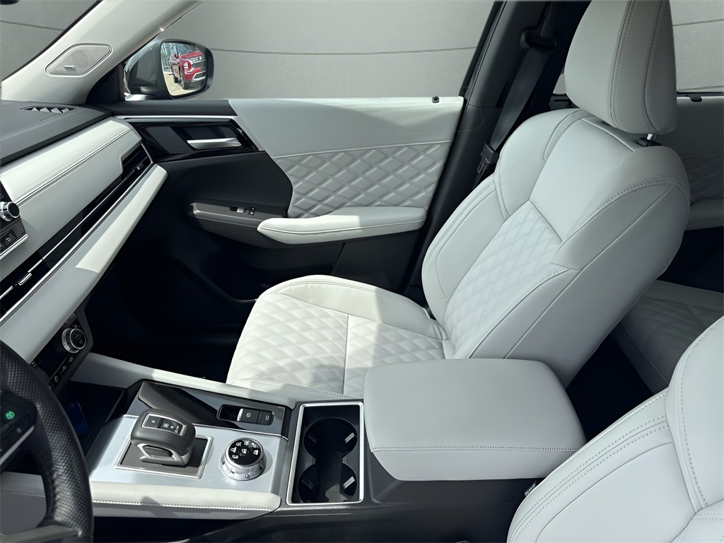 Vehicle image 14 of 30