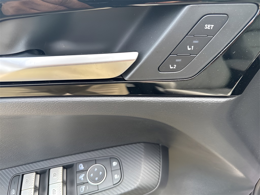 Vehicle image 19 of 30