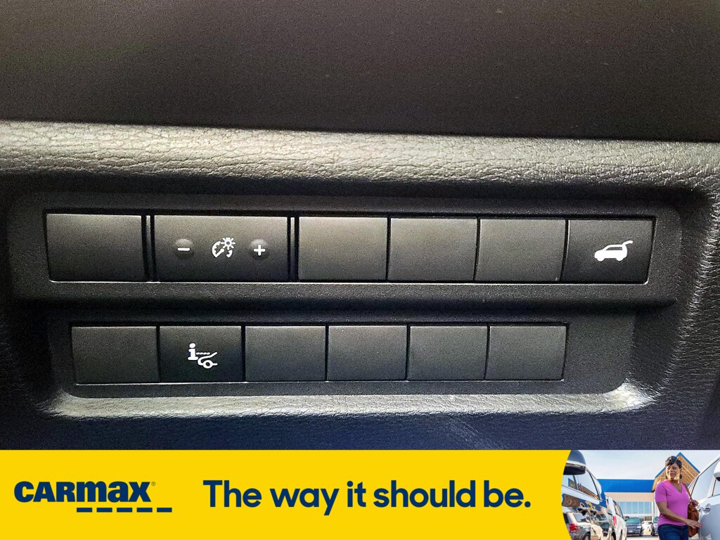 Vehicle image 17 of 32