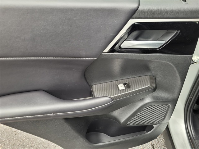 Vehicle image 17 of 40