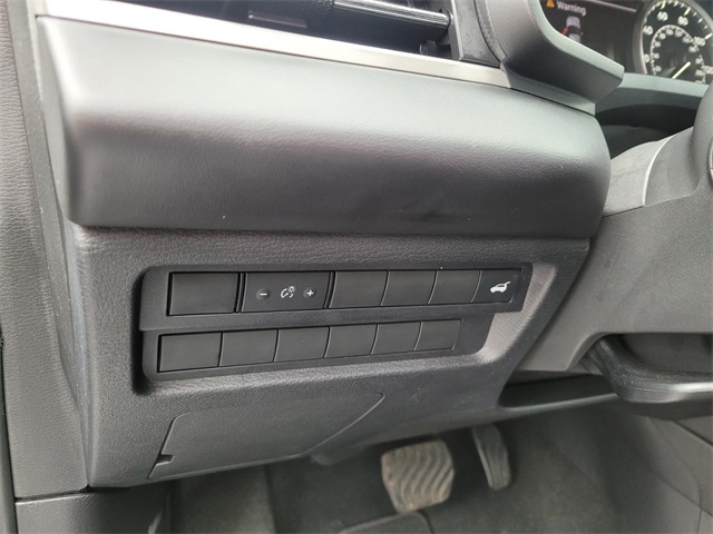 Vehicle image 25 of 40