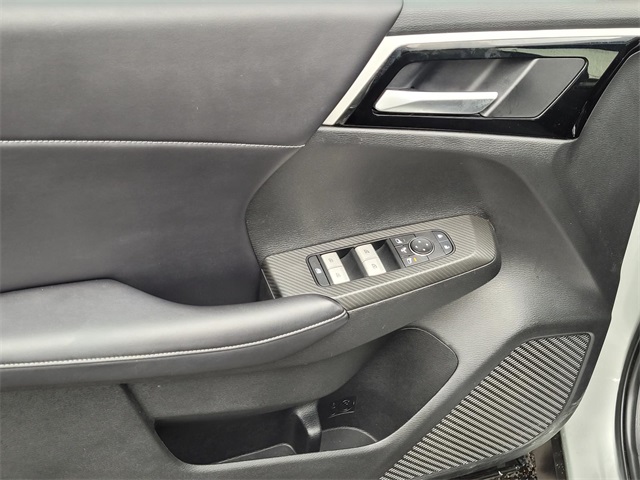 Vehicle image 21 of 40