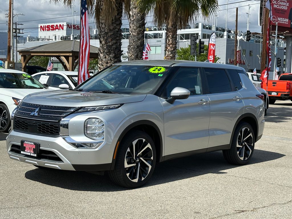 2024 Mitsubishi Outlander SE Black Edition Image 1 of 37