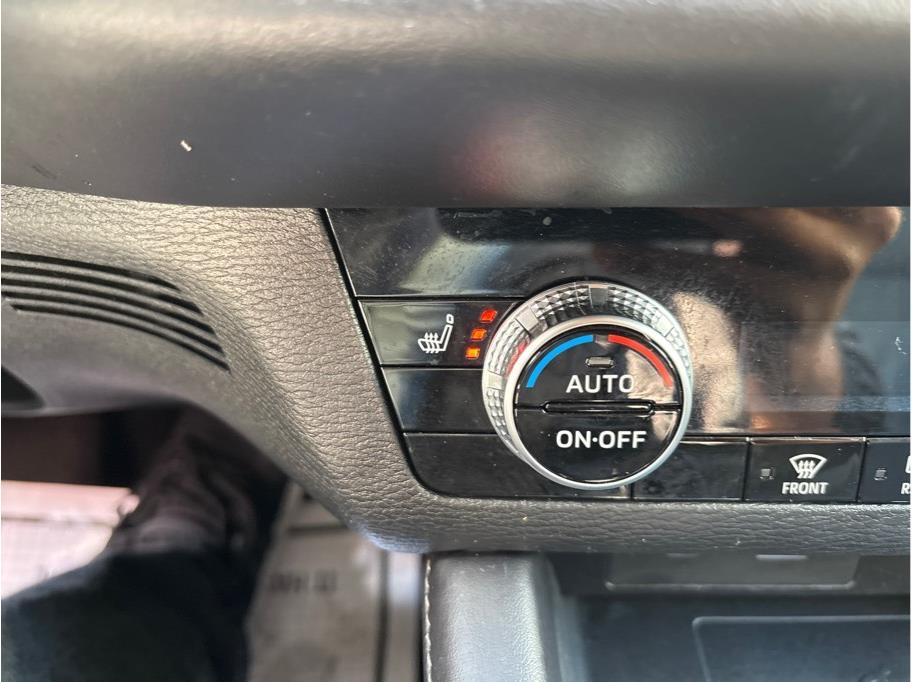 Vehicle image 27 of 30