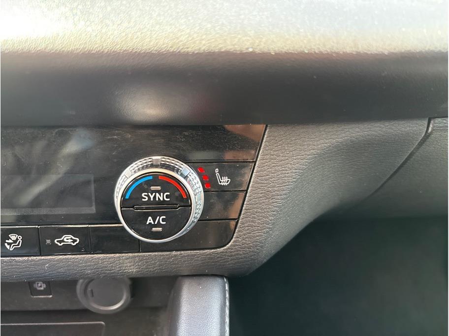 Vehicle image 28 of 30