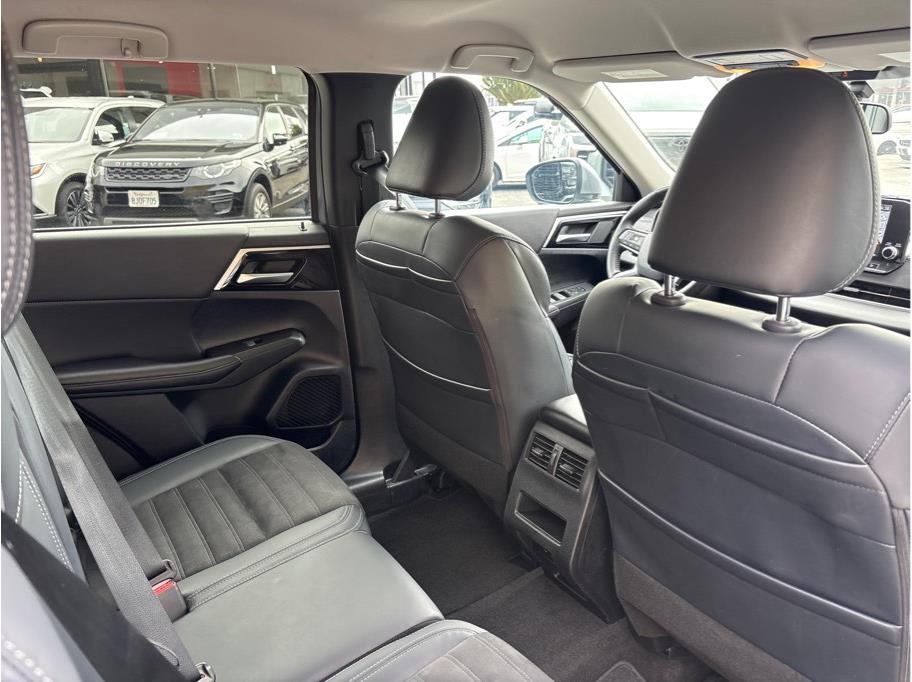 Vehicle image 11 of 32