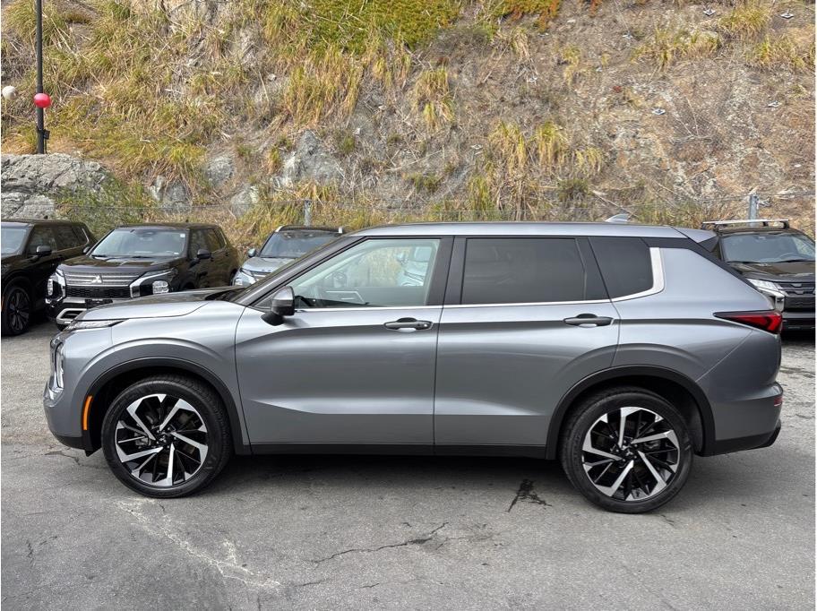 Vehicle image 8 of 32
