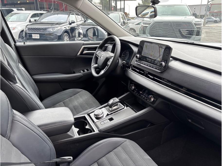 Vehicle image 17 of 32