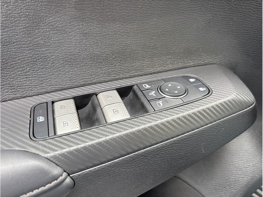 Vehicle image 27 of 32