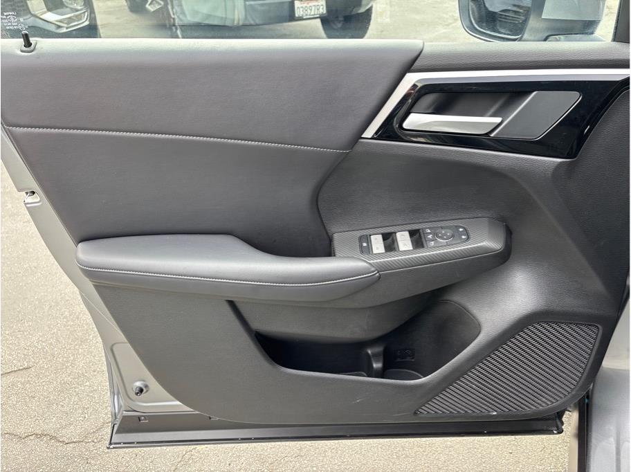 Vehicle image 25 of 32