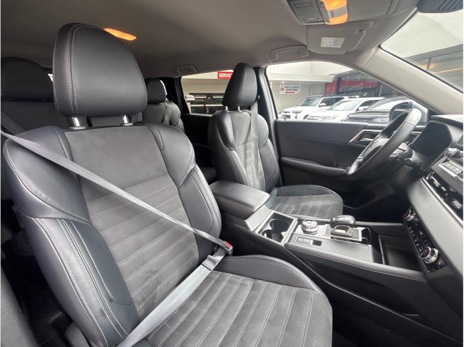 Vehicle image 10 of 32