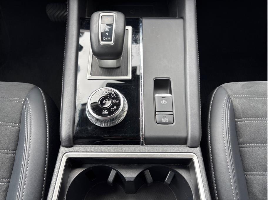 Vehicle image 24 of 32