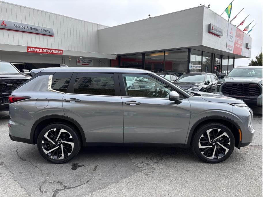 Vehicle image 4 of 32
