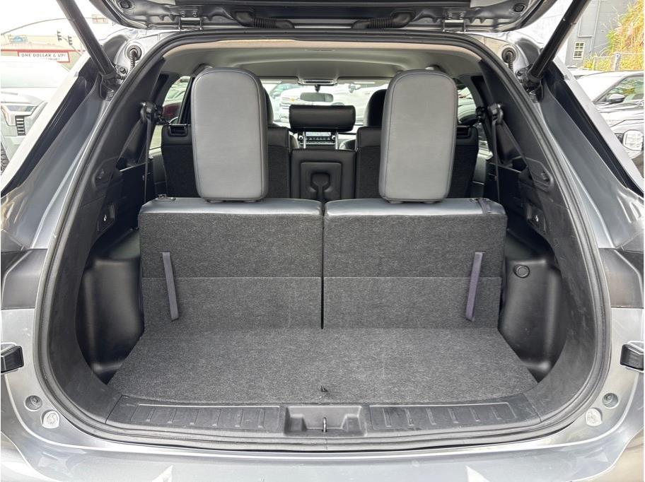 Vehicle image 9 of 32