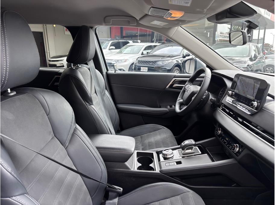 Vehicle image 13 of 32