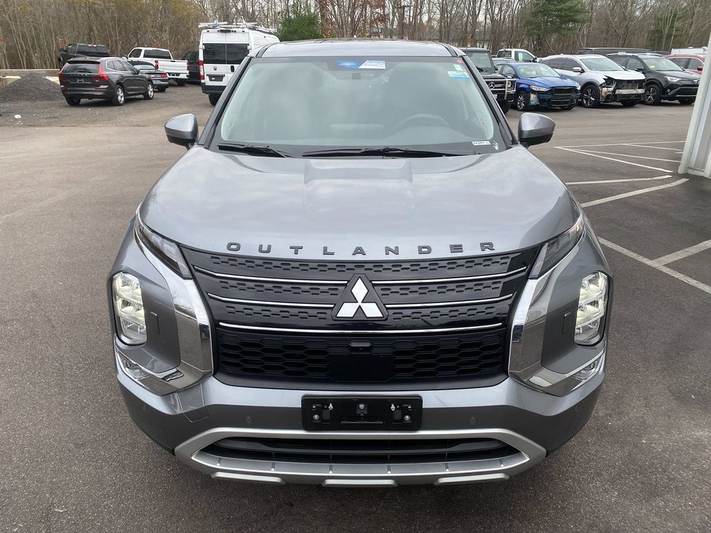 2024 Mitsubishi Outlander Plug-In Hybrid SE Image 3 of 30
