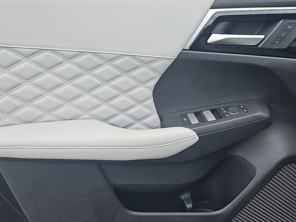 Vehicle image 13 of 17