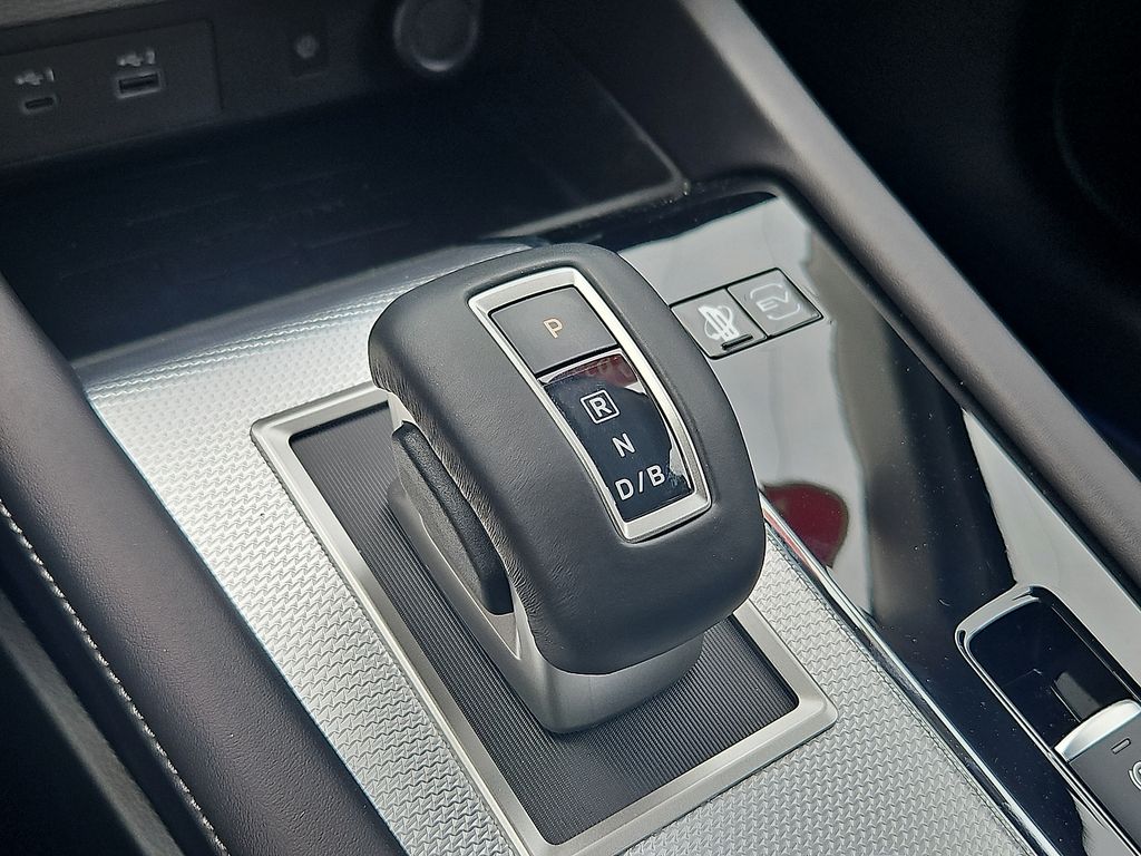 Vehicle image 14 of 18