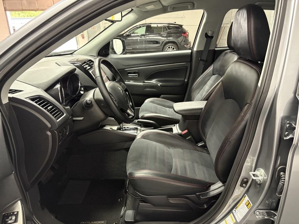 Vehicle image 16 of 42