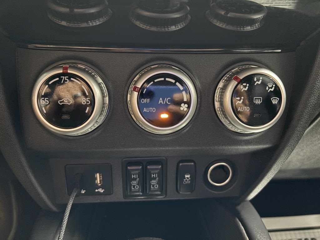 Vehicle image 35 of 42