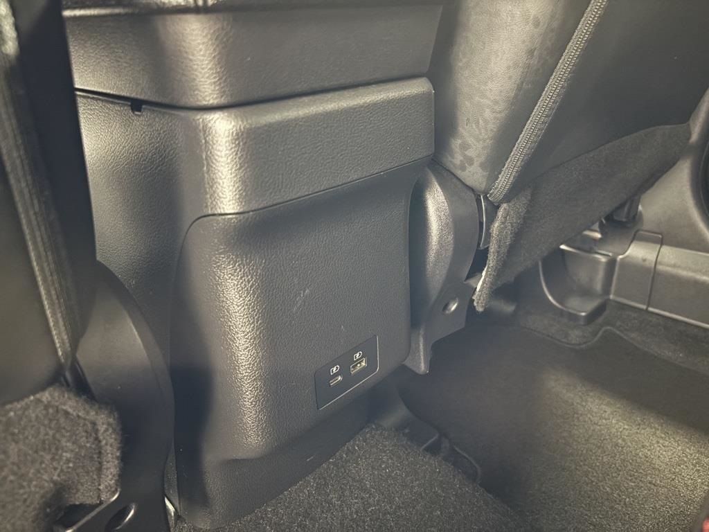 Vehicle image 32 of 42