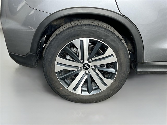 Vehicle image 33 of 37