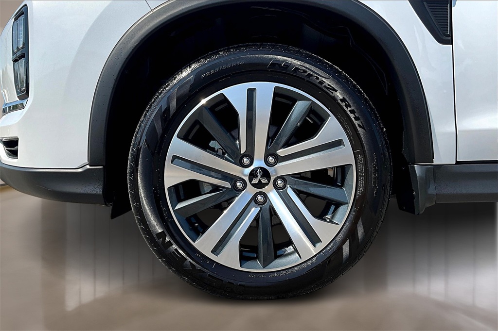 Vehicle image 9 of 33