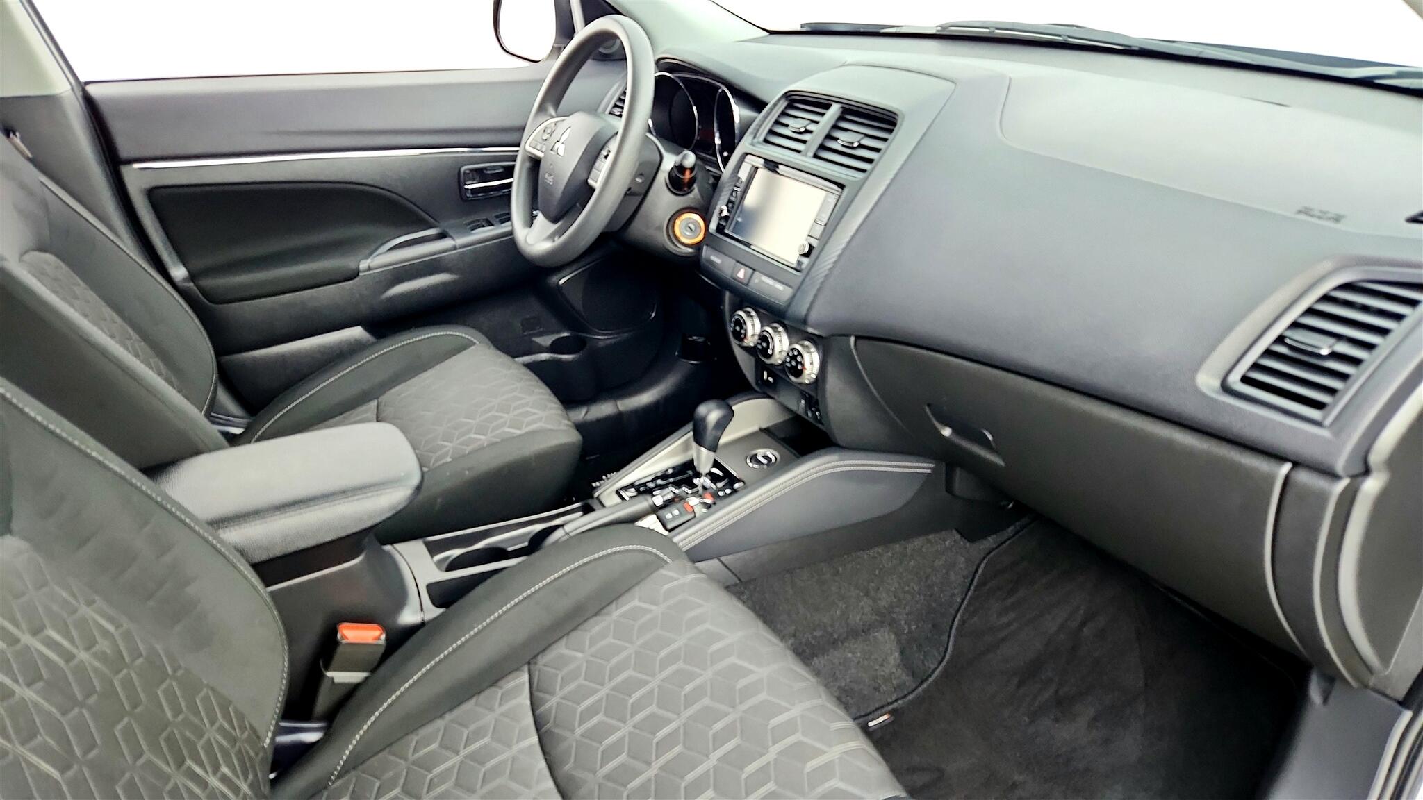 Vehicle image 27 of 44