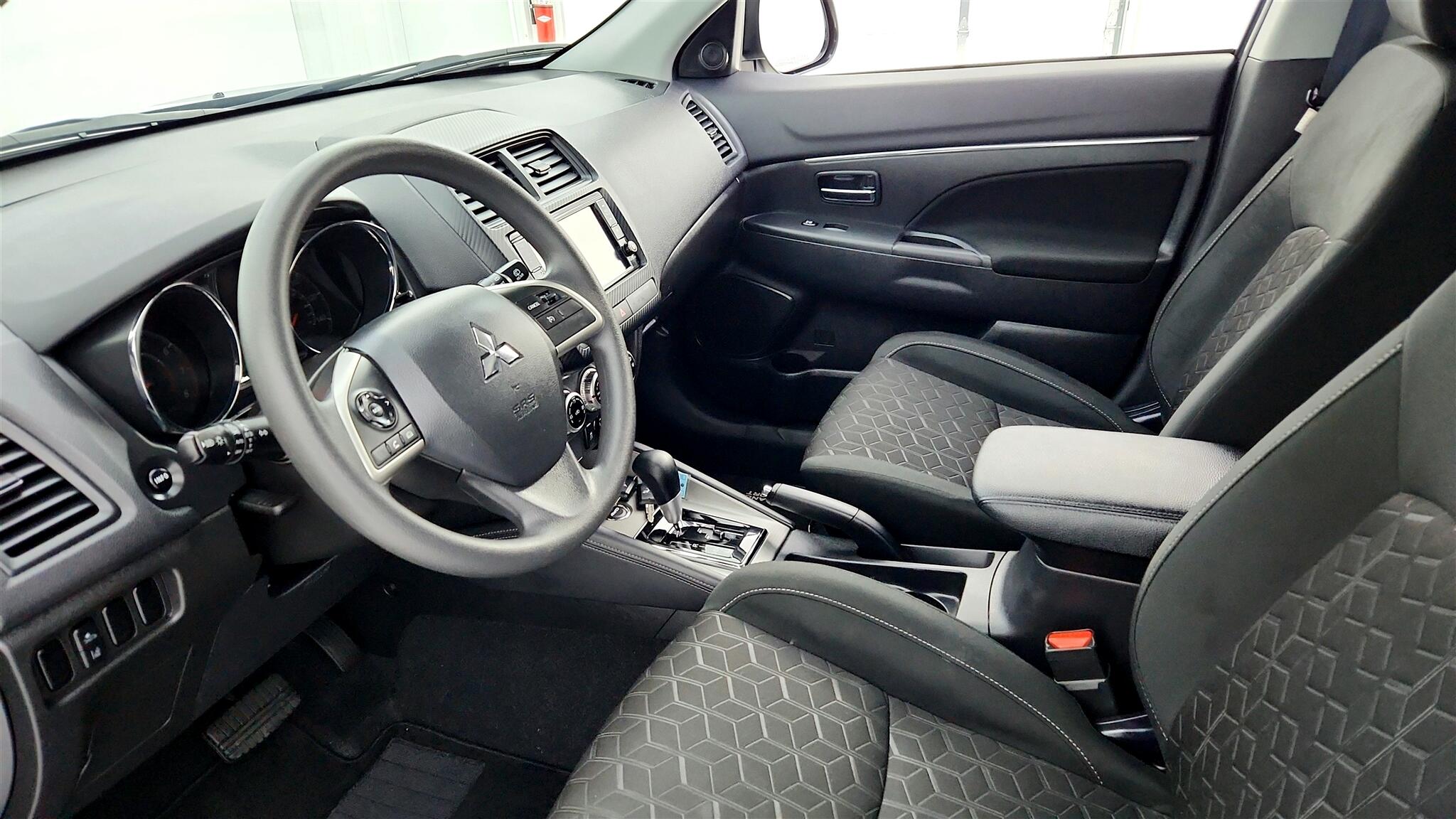 Vehicle image 18 of 44