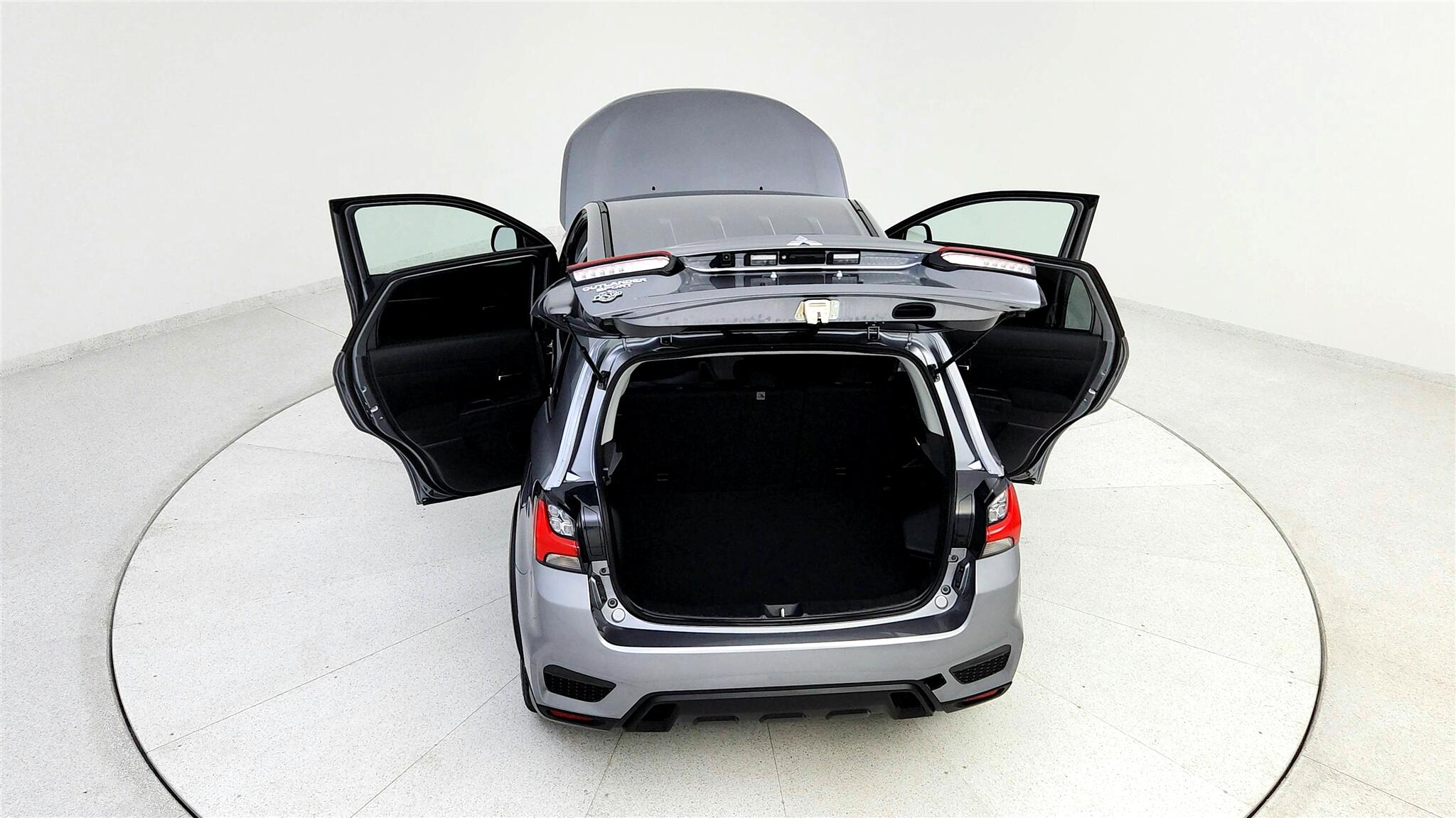 Vehicle image 33 of 44