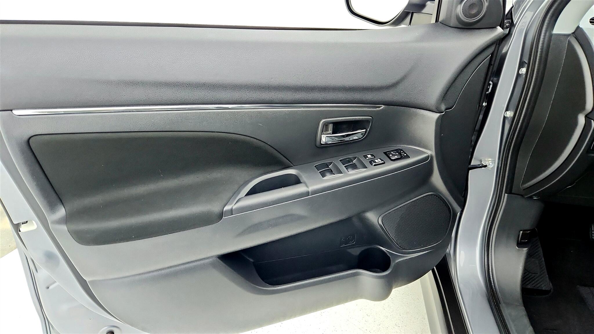 Vehicle image 34 of 44