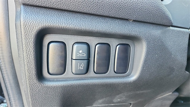 Vehicle image 21 of 36