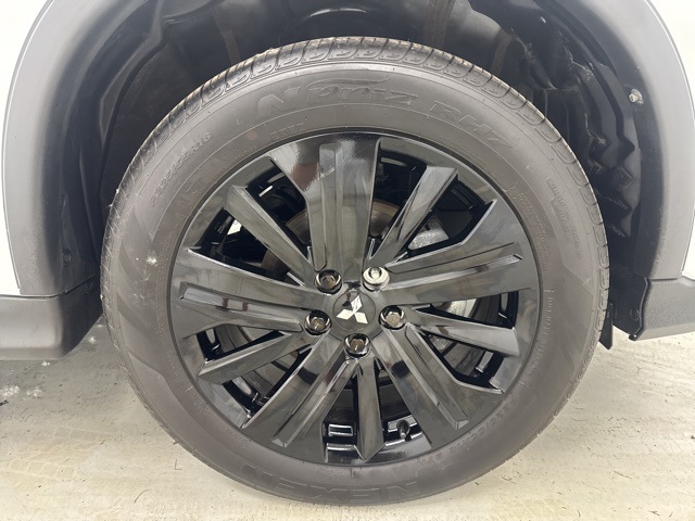 Vehicle image 27 of 35