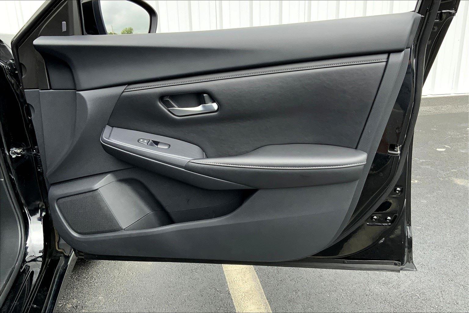 Vehicle image 24 of 32