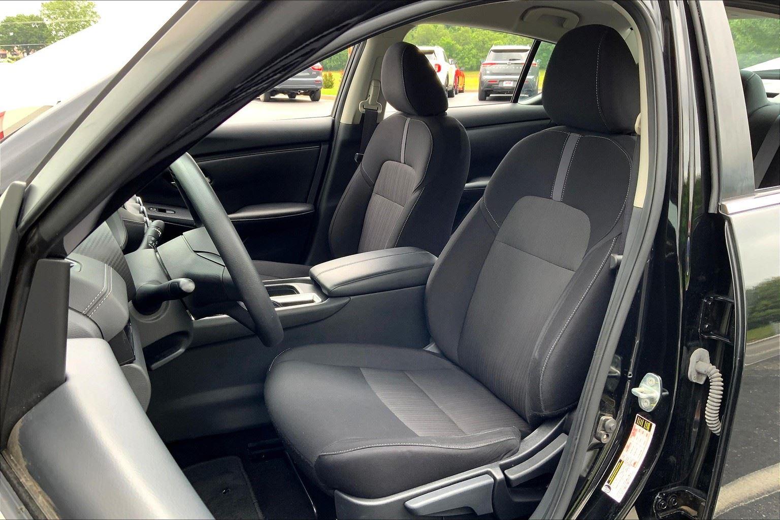Vehicle image 10 of 32