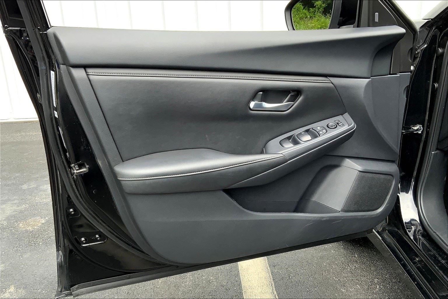 Vehicle image 23 of 32