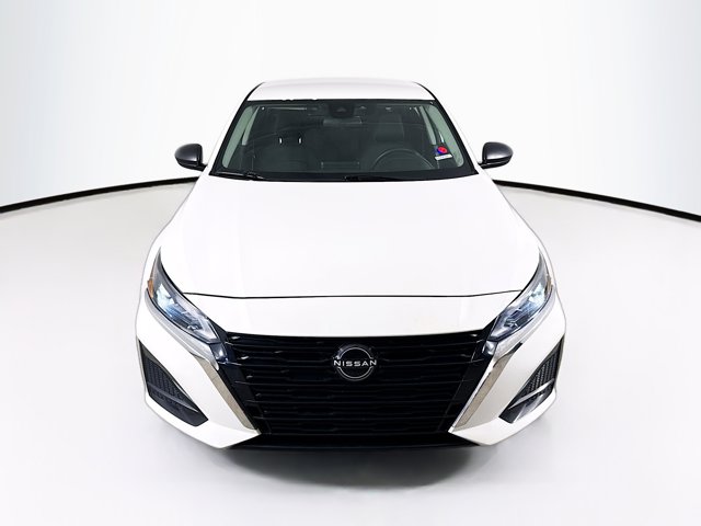 2024 Nissan Altima 2.5 S Image 2 of 32