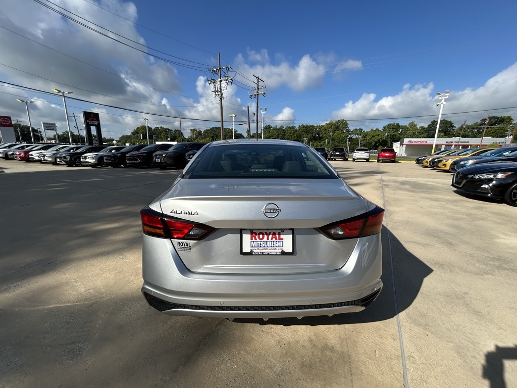 Vehicle image 7 of 21